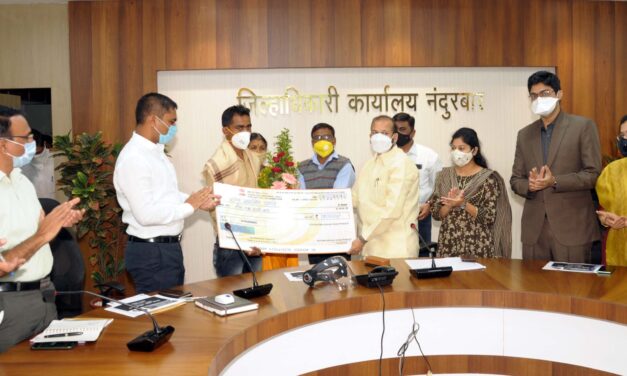 पालकमंत्र्याच्या हस्ते अनिल वसावे  याला 3 लाखाची मदत