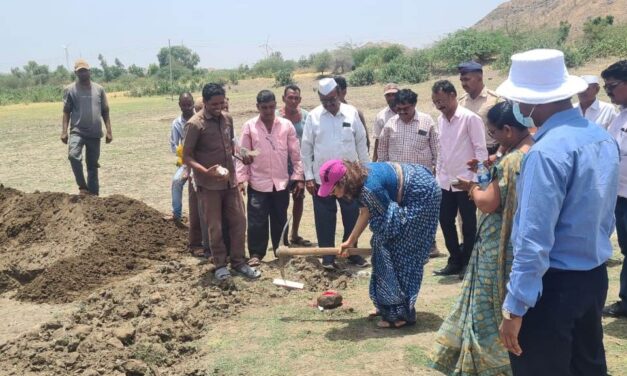 अमृत सरोवर अभियानांतर्गत रनाळे येथे गाळ काढण्याचा कामाचा जिल्हाधिकाऱ्यांच्या हस्ते शुभारंभ