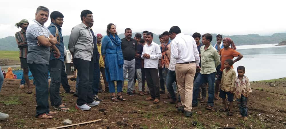 जिल्हाधिकारी मनीषा खत्री यांनी दुर्गम भागात जावून नागरिकांशी साधला संवाद पावसामुळे झालेल्या नुकसानीचीही केली पाहणी